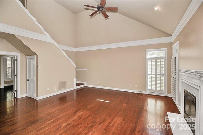 Building Photo - 2300 Mirow Pl