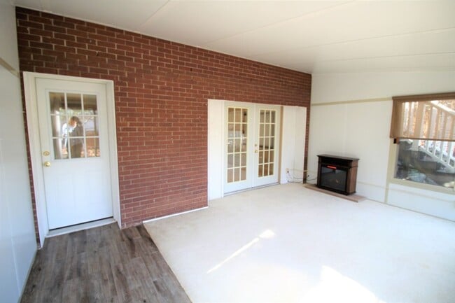 Building Photo - South AVL - Spacious 1/1 Apt with Sunroom!