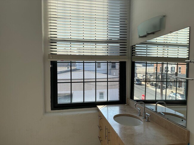 Building Photo - Sleek Manhattan Style Urban Condo Now Available in Byrne Lofts