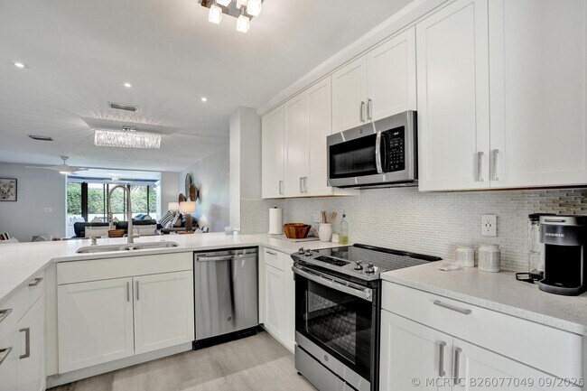 Building Photo - 5355 10th Fairway Dr