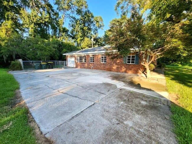 Building Photo - 102 Chippewa Dr