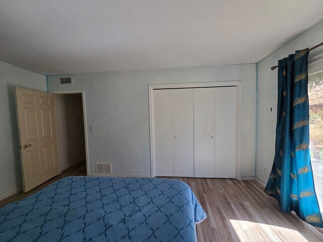 Building Photo - Furnished, 1-year long-term rental