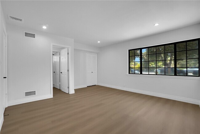 Building Photo - 325 W Le Roy Ave