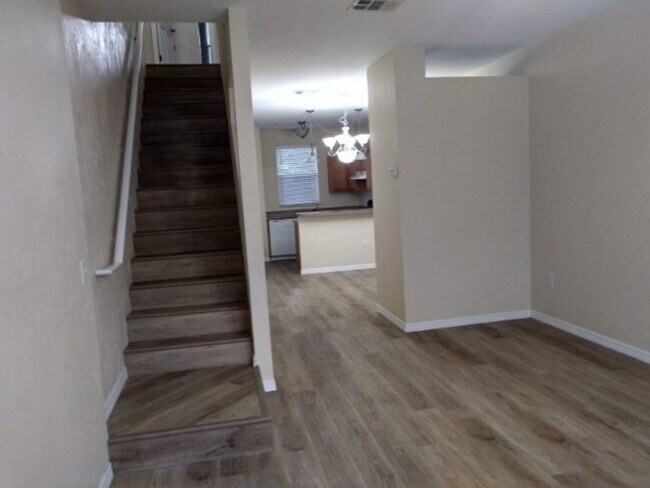 Building Photo - Beautiful condo