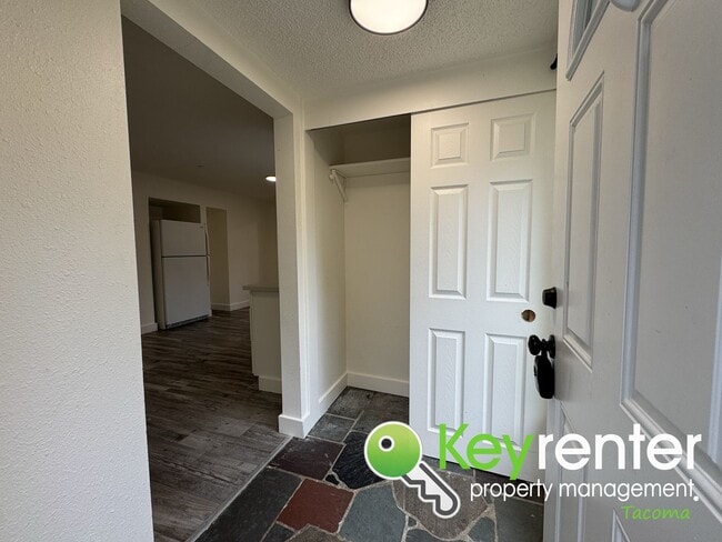 Building Photo - Fully Renovated 4-Bedroom Home with in Lak...