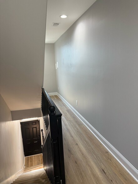 Building Photo - 2317 Barclay St