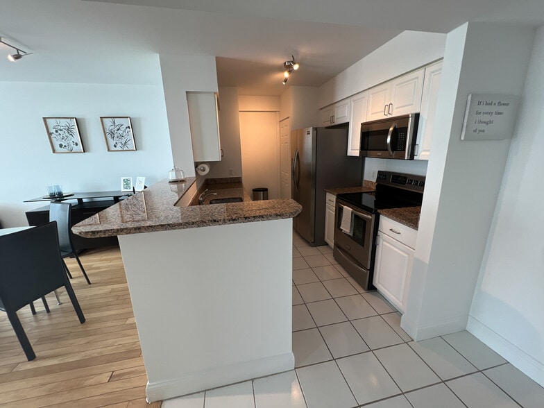 Building Photo - 1155 Brickell Bay Dr