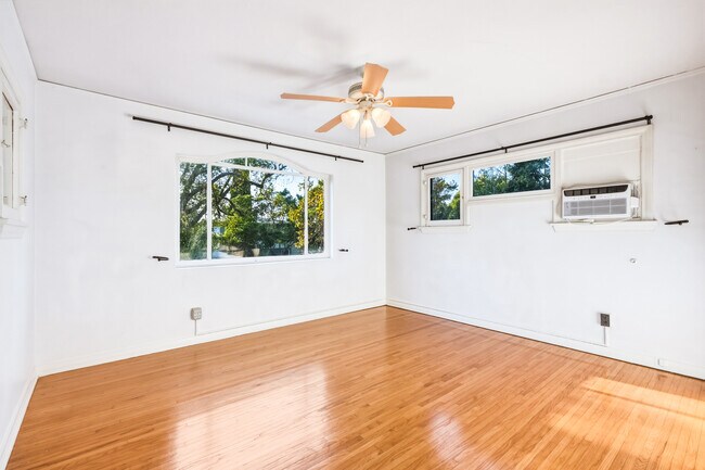Building Photo - 1284 S Cloverdale Ave