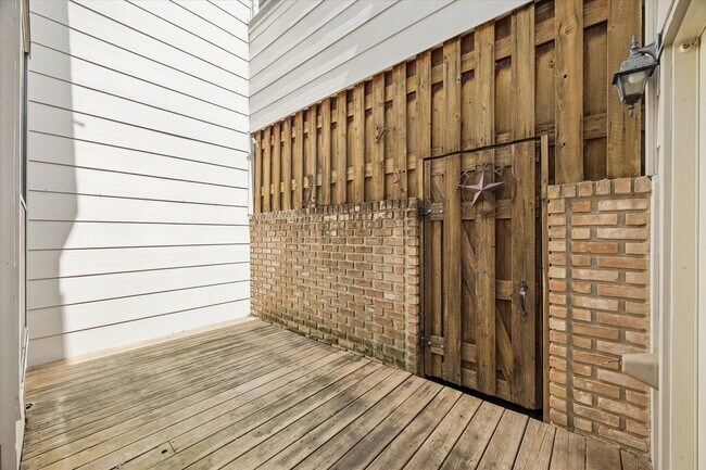 Building Photo - 727 Bunker Hill Rd