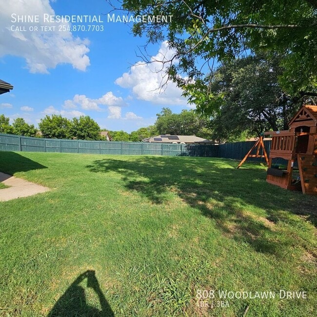 Building Photo - 808 E Woodlawn Dr