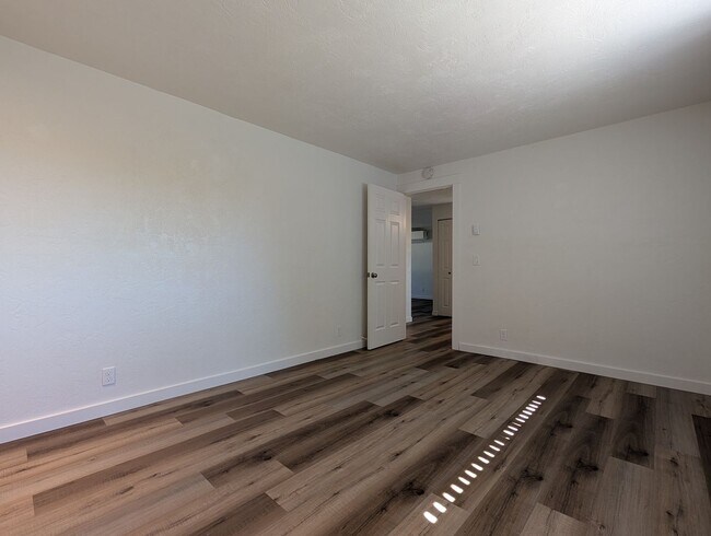 Building Photo - Newly Remodeled 2-Bedroom, 1-Bath Duplex in Thurston Area of Springfield!