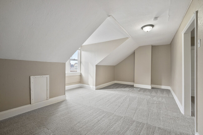 Building Photo - 1104 Brabec St