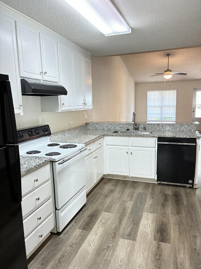 Building Photo - 4202 Thistle Dr NW