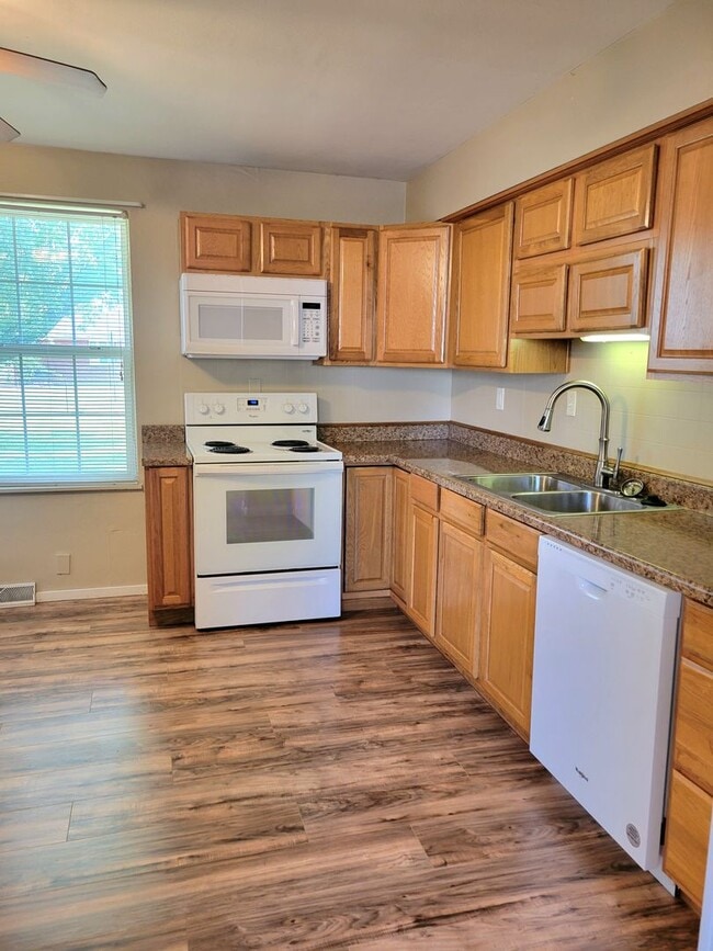 Building Photo - Updated Throughout and Move in ready!!!