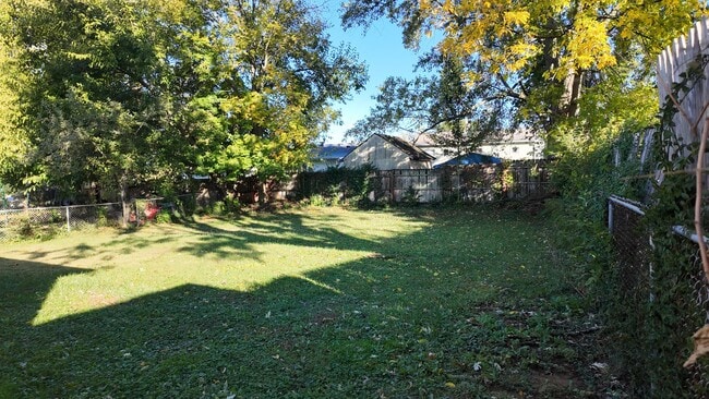 Building Photo - 2660 Sandhurst Dr