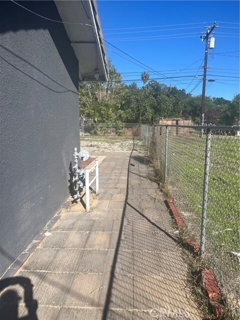 Building Photo - 16510-16510 Lakeshore Dr