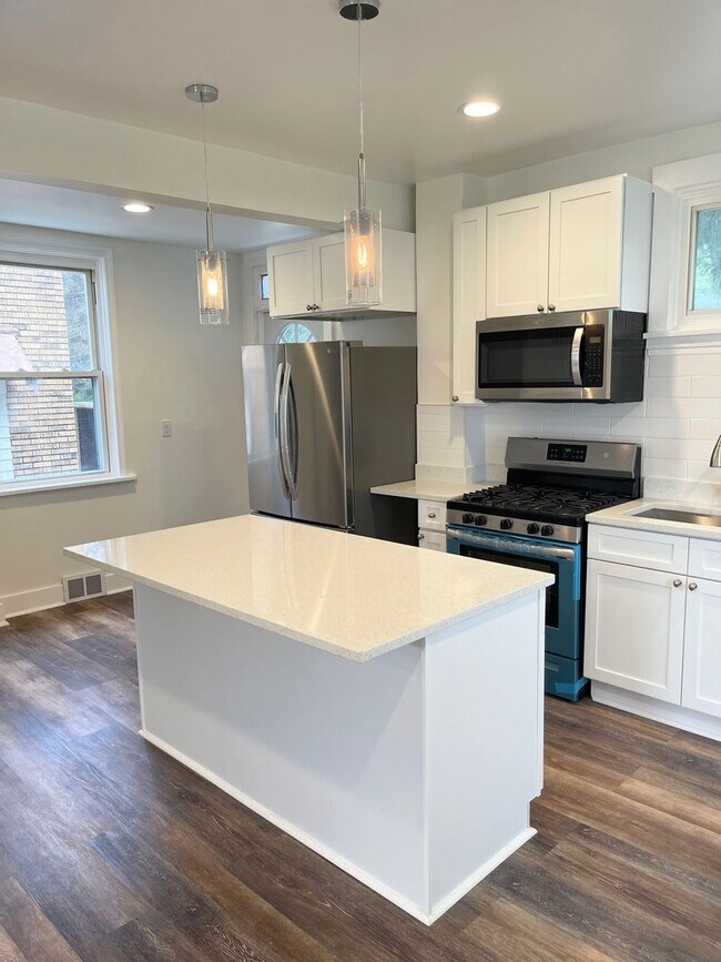 Building Photo - Entirely Remodeled 3 Bedroom, 1 Bathroom i...