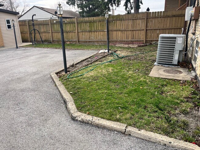 Building Photo - 3707 N Nora Ave