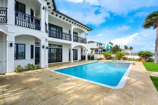 Building Photo - 1 18th Ave S