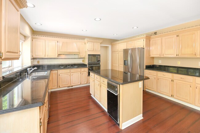 Building Photo - 4866 Riverchase Dr