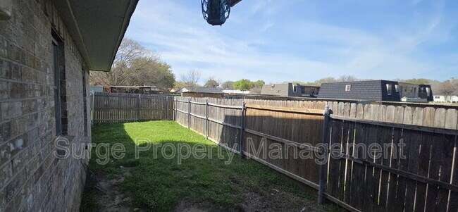 Building Photo - 235 Vista Way