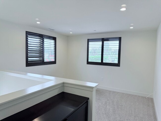 Building Photo - Reseda Ranch 5 bedroom 3 bath house!