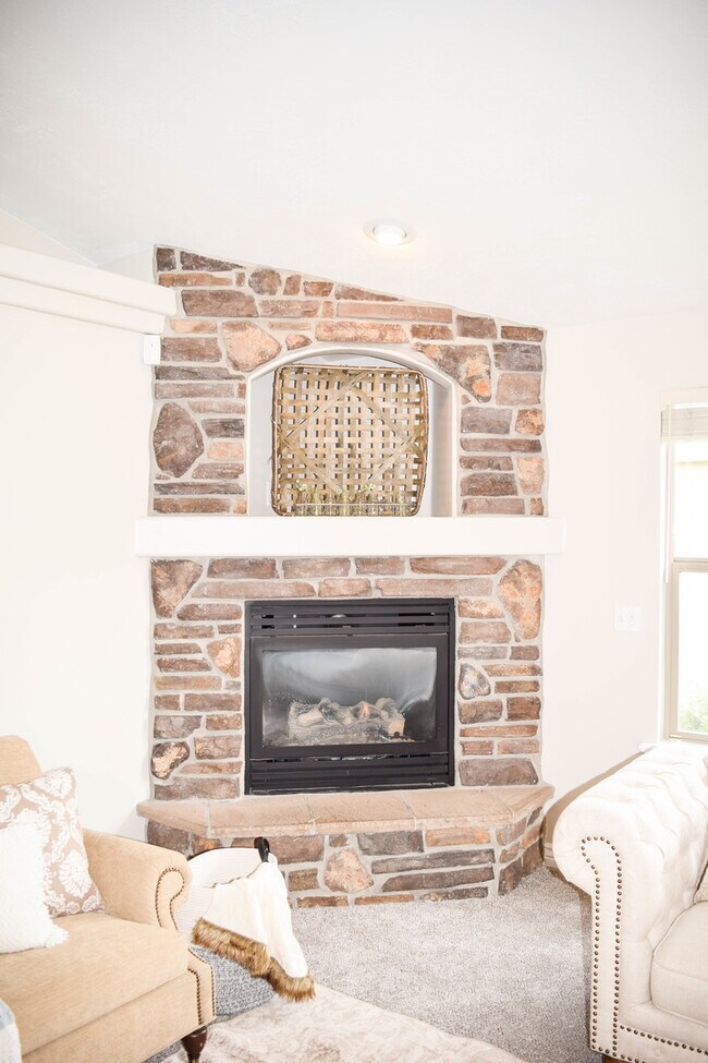 Building Photo - Idyllic Provo home w LOTS of garage space!