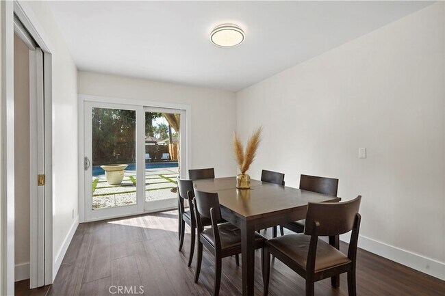 Building Photo - 7425 Vanalden Ave