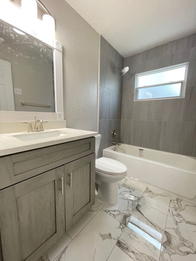 Building Photo - Amazing 4 BR 3 BA Altamonte home with Cons...