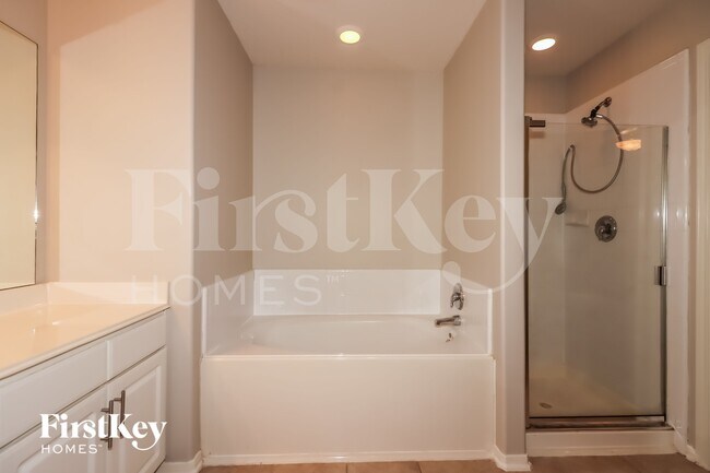 Building Photo - 5631 Cinnamon Lake Dr