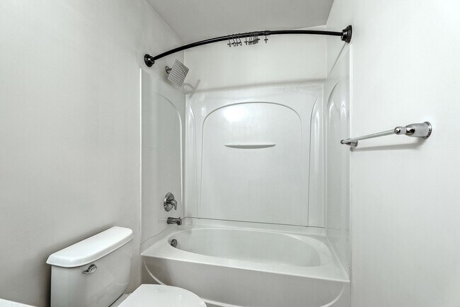 Building Photo - Charming 3-Bedroom Townhome in Summer Wood...