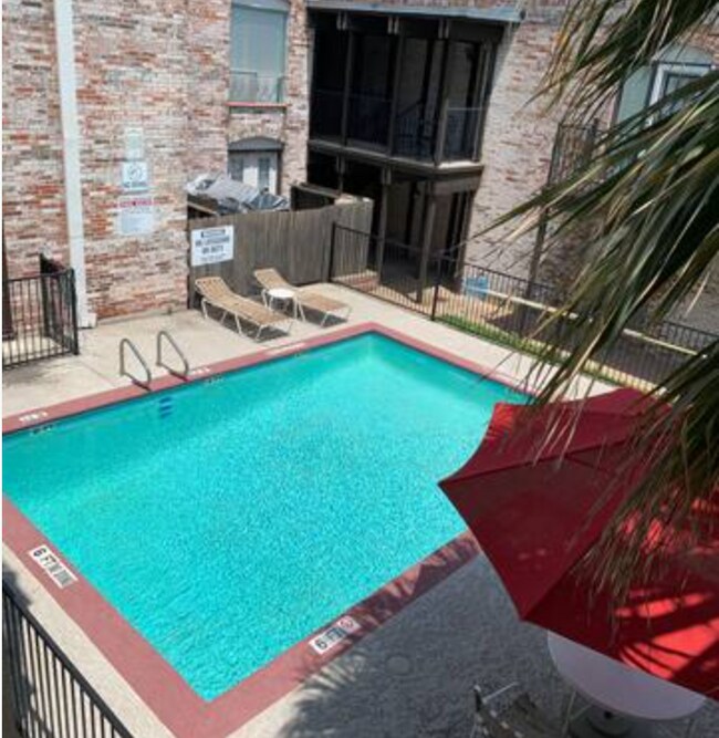 Building Photo - 6501 E Hill Dr