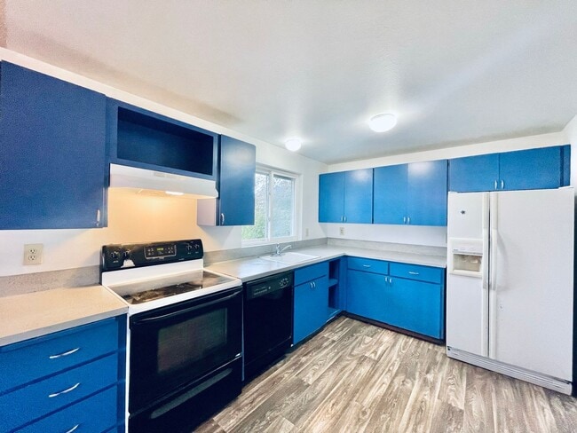 Building Photo - Tranquil House on Quiet South Delridge Street!