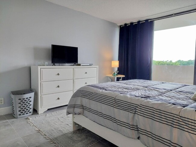 Building Photo - 1830 Embassy Dr