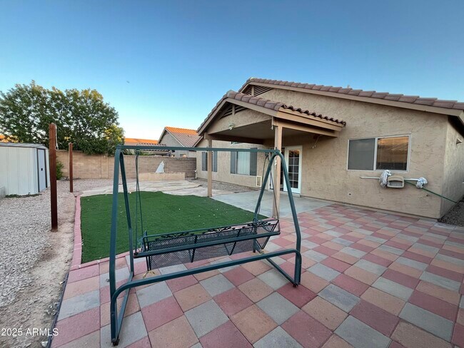 Building Photo - 1128 E Sheffield Ave