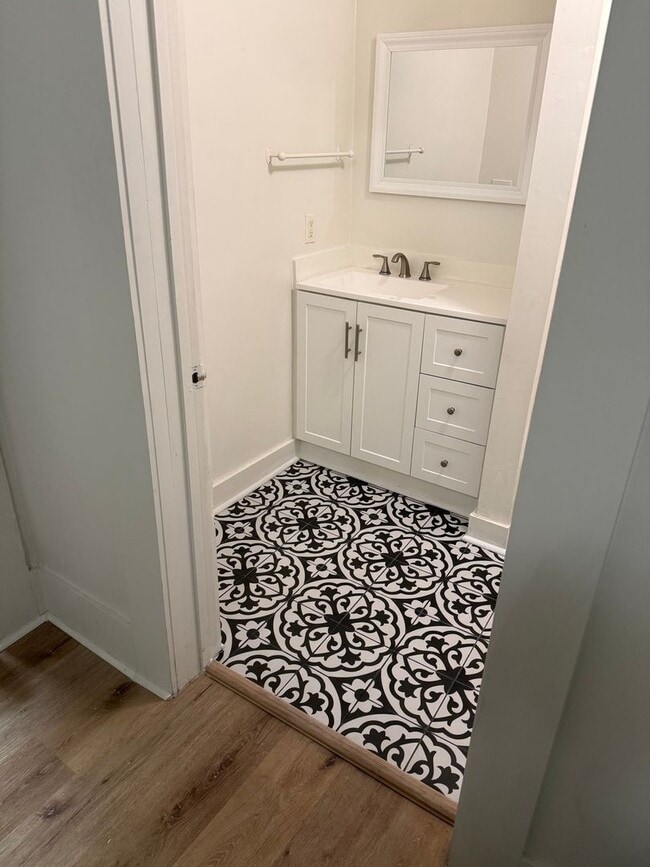 Building Photo - 621 Park Cir