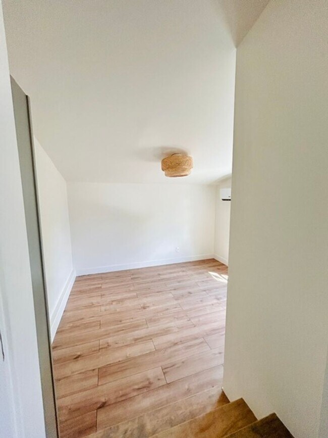 Building Photo - Knoxville 37920 - 1 bedroom, 1 bath unit on Second Floor - Contact Tara Hayes (865) 242-8010
