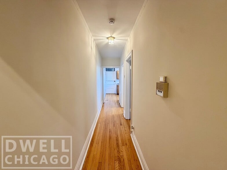 Building Photo - 1909 W Larchmont Ave