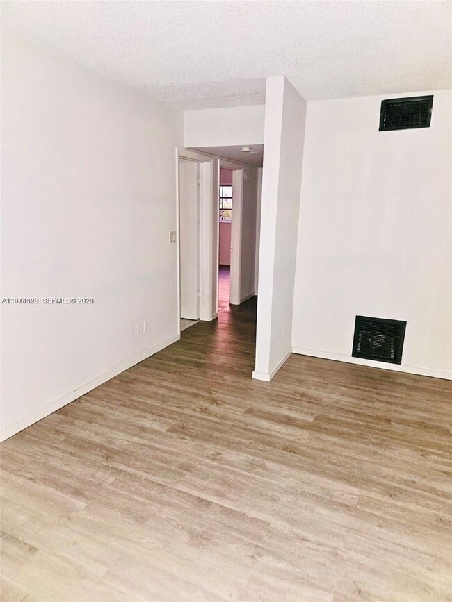 Building Photo - 400 SE 31st St