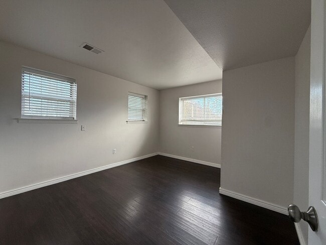 Building Photo - Beautiful Updated Beacon Hill Home - Newly...