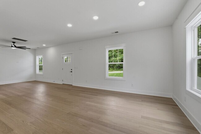 Building Photo - Spacious 5-Bedroom with Fenced Yard & Modern Amenities