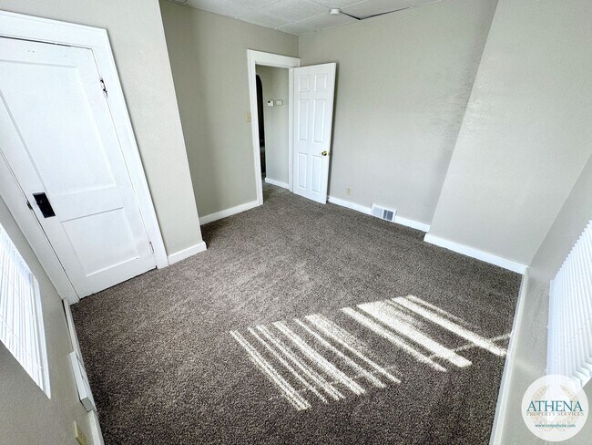 Building Photo - 2 Bed / 1 Bath House Off North Main Street