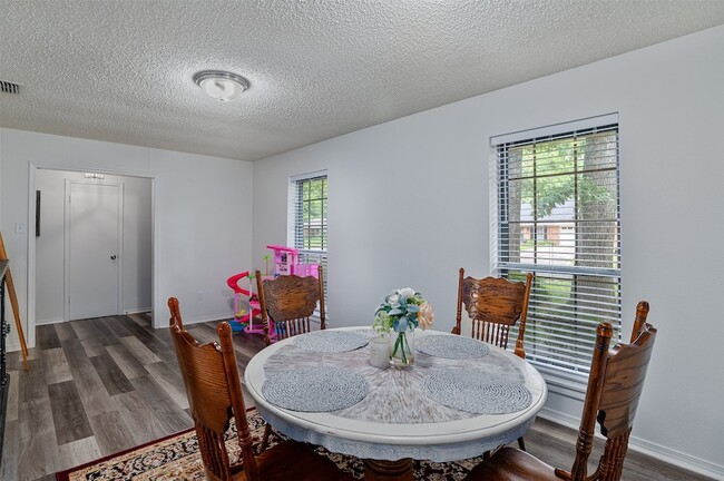 Building Photo - 130 Elmview Ln