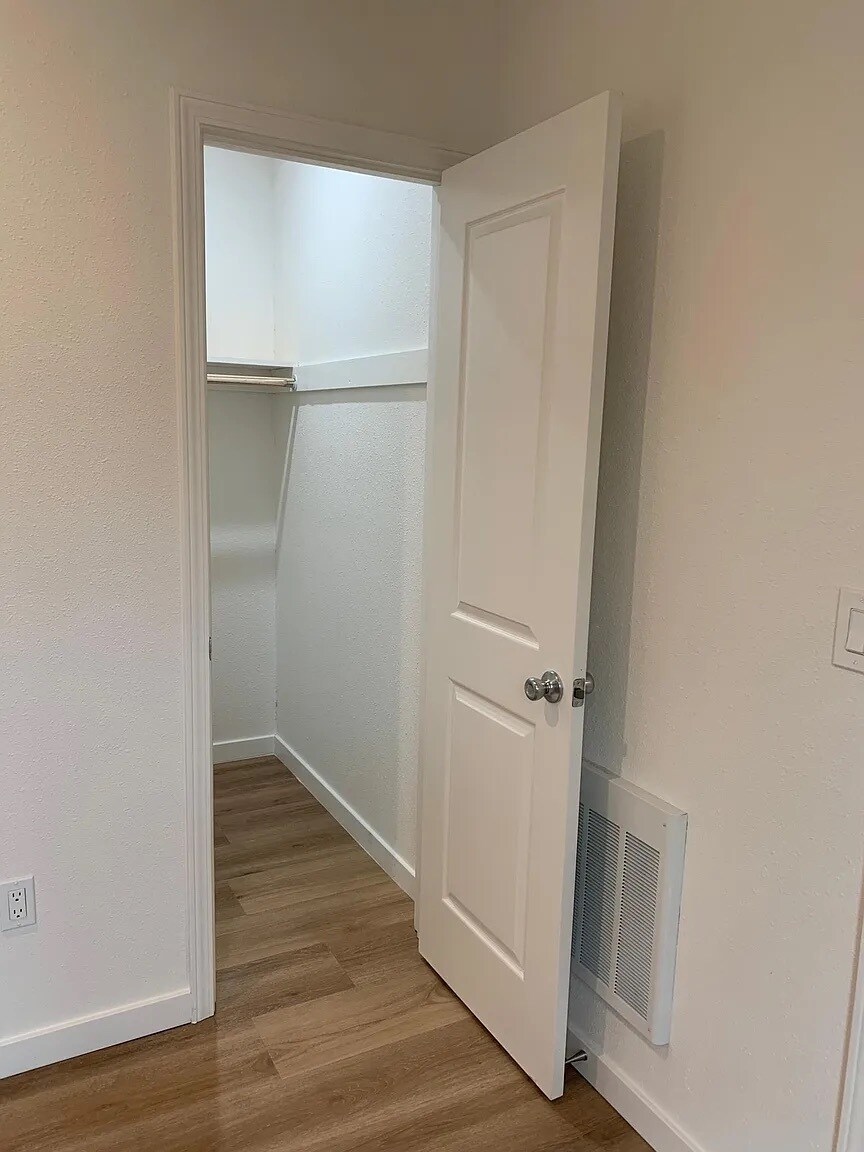 Building Photo - 666 9th St