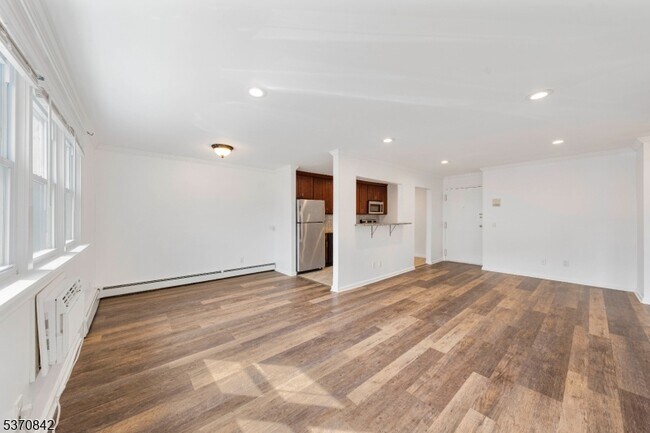 Building Photo - 300 W Munsell Ave