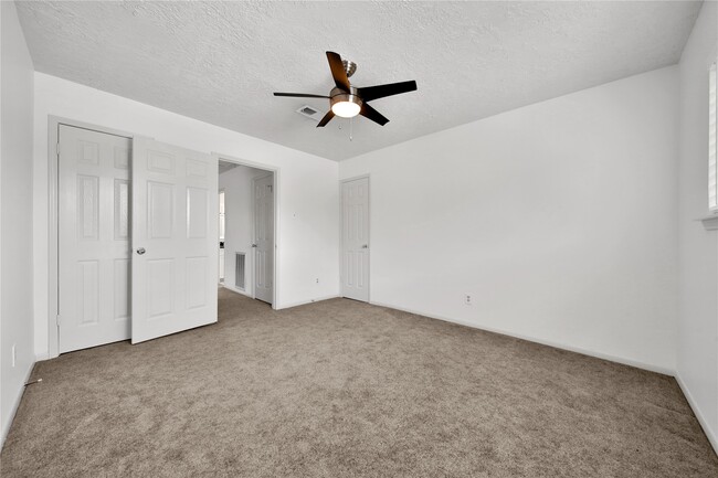 Building Photo - 9411 Roos Rd