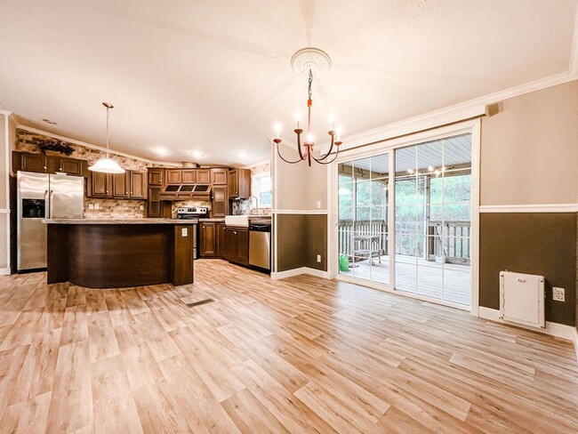 Building Photo - LOCATION! 5 mins from Carolina Beach bridg...