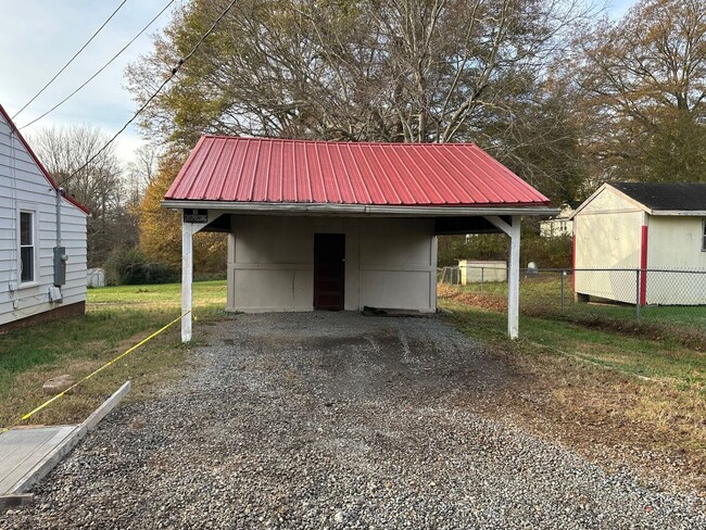 Building Photo - Charming 2 Bed/1 Bath Home - .5 Acre - Upd...