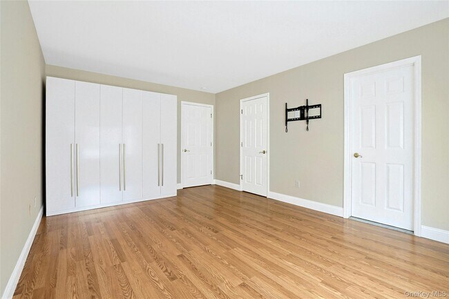 Building Photo - 5 Soundview St