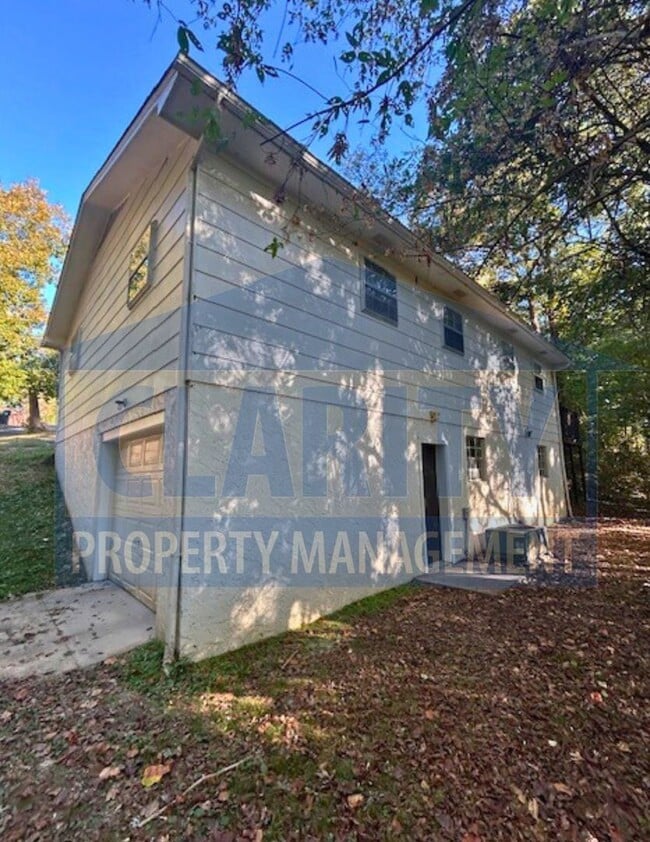 Building Photo - Charming 3 Bedroom, 1 Bath Home with Garag...